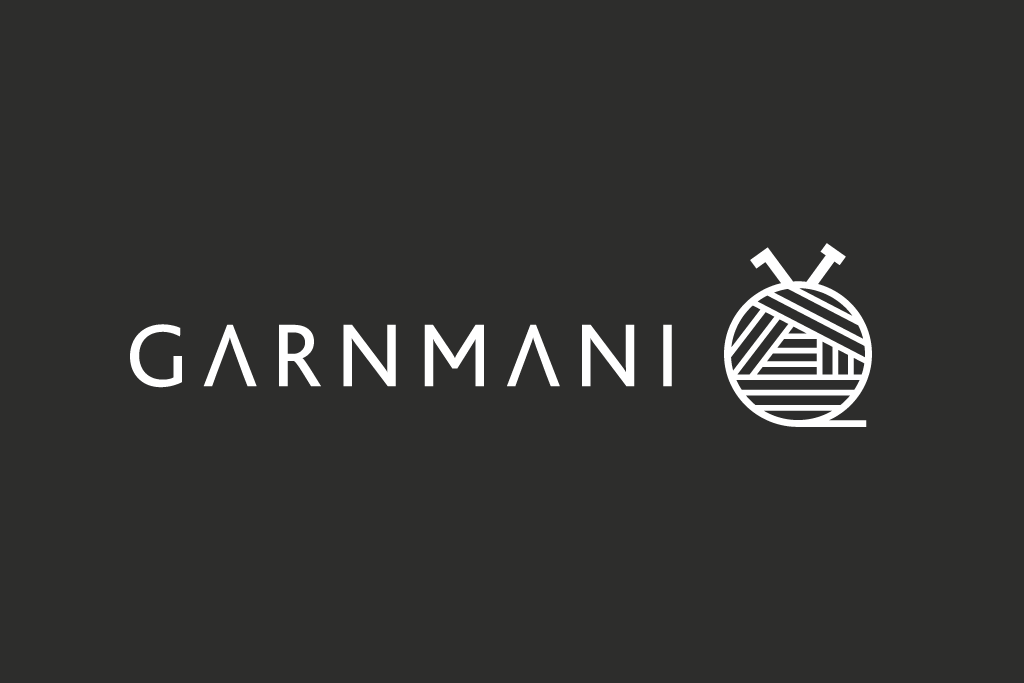 Logo til garnmani.dk der viser en hæklenål og en strikkepind i en garnnøgle. Hvid på sort baggrund.